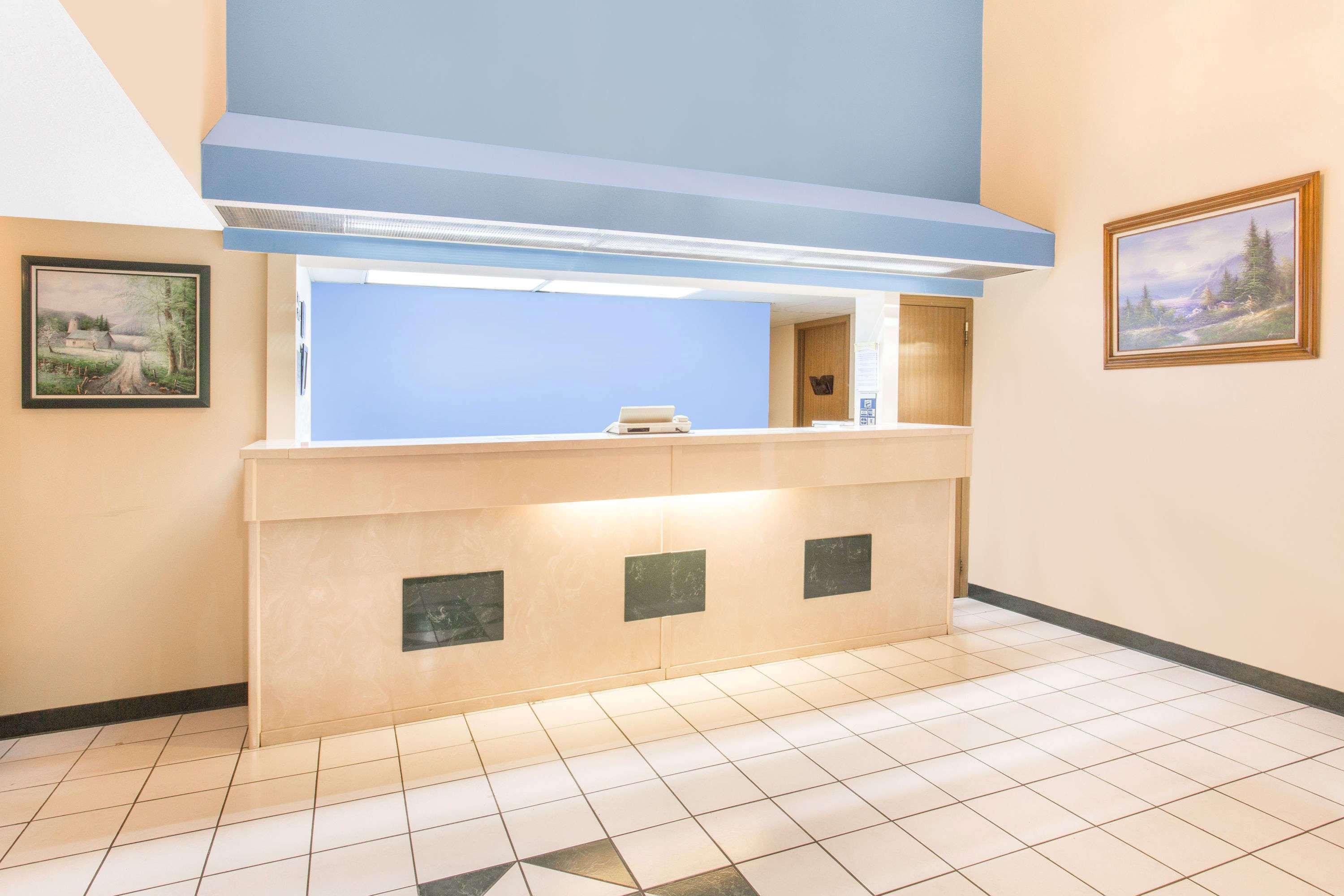Days Inn & Suites By Wyndham Bentonville Exterior photo